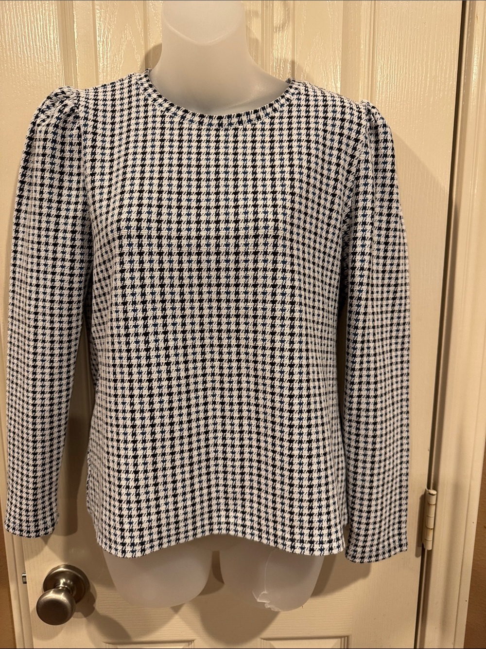 Ann Taylor Houndstooth Pattern Blouse. Sz Medium